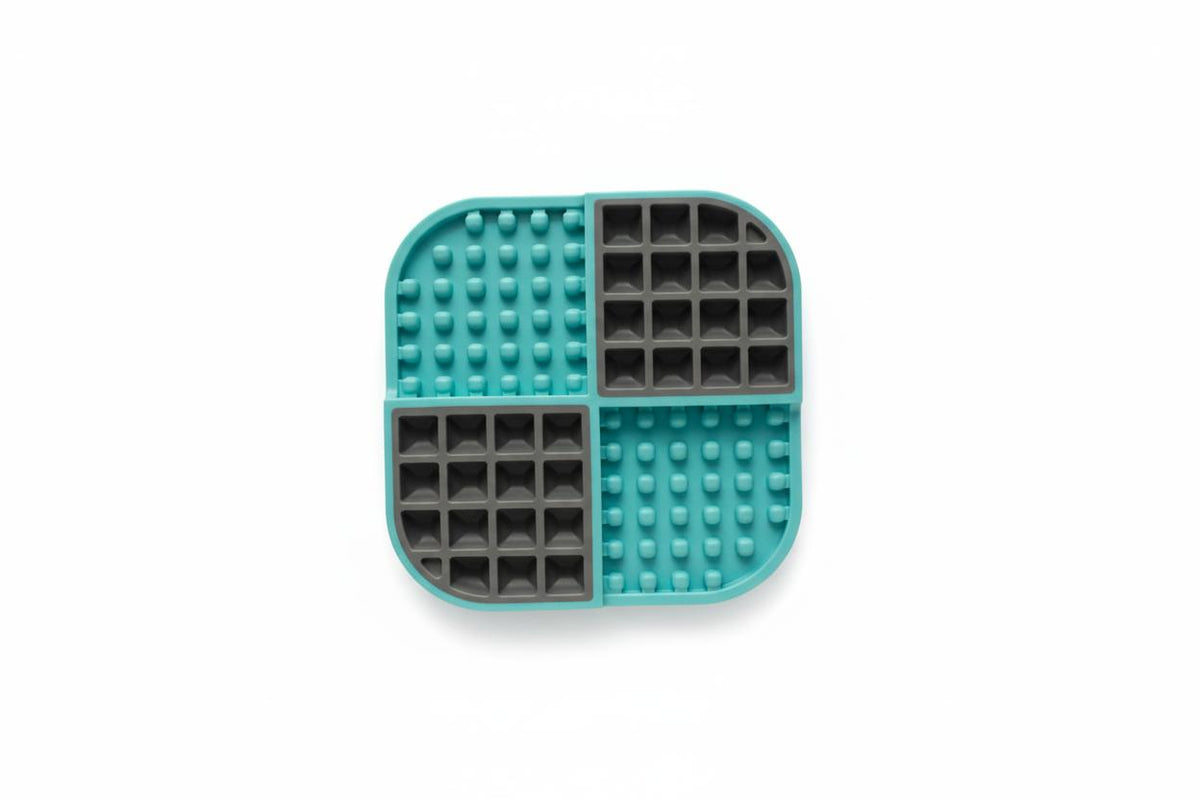 LickiMat Slomo turquoise the woof toys